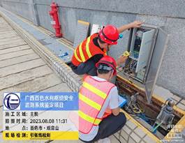 图片包含 男孩, 玩具, 年轻, 消防栓
描述已自动生成